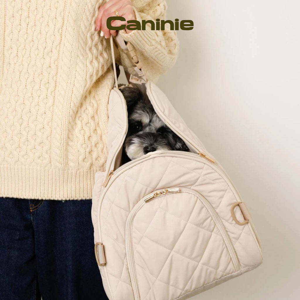 Caninie-Monchéri Quilting Triangle Drive Pet Bag กระเป๋าสะพายสุนัขทรงสามเหลี่ยม | กระเป๋าอุ้มหมา ผ้าควิลท์ พกพาสะดวก สำหรับสุนัขพันธุ์เล็ก