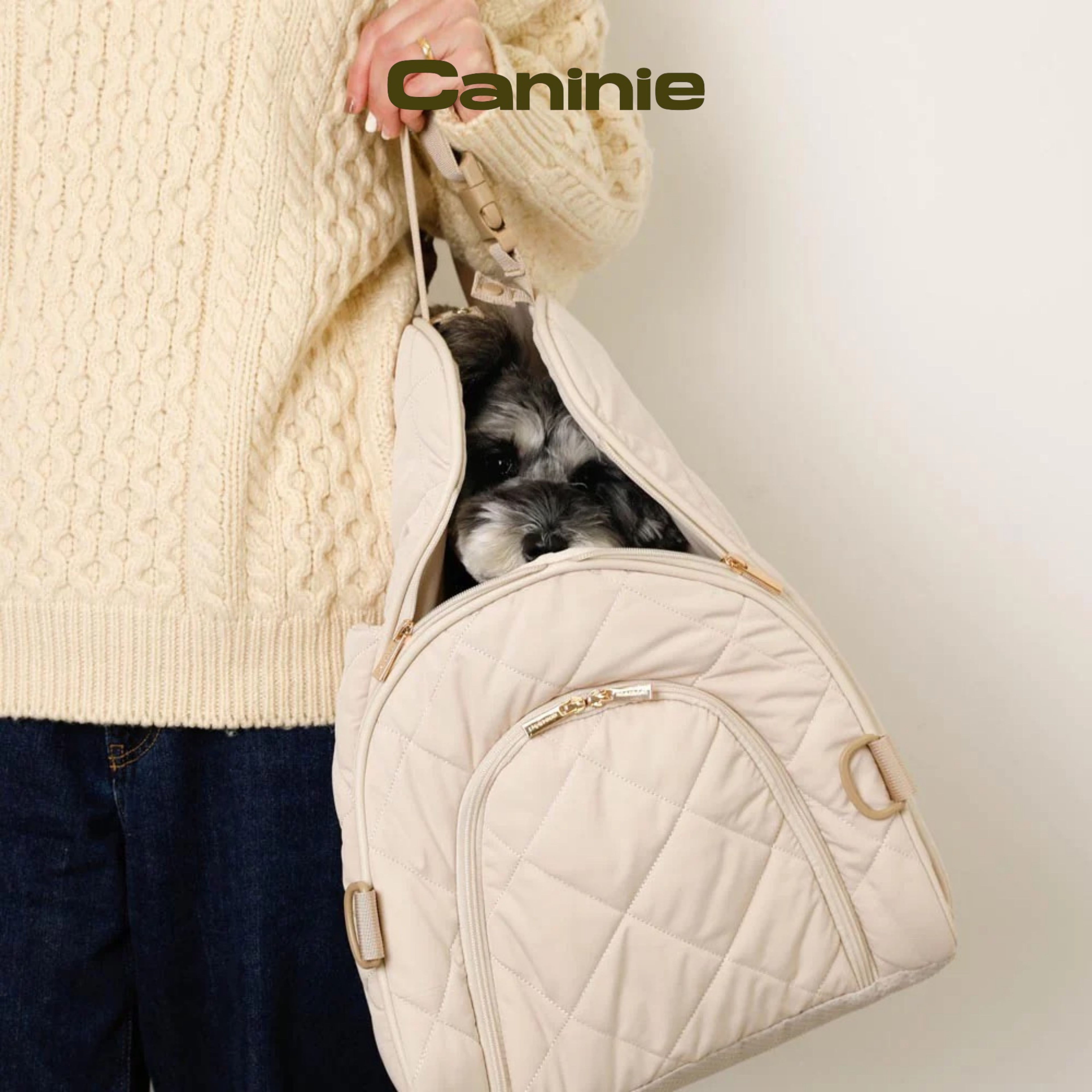 Caninie-Monchéri Quilting Triangle Drive Pet Bag กระเป๋าสะพายสุนัขทรงสามเหลี่ยม | กระเป๋าอุ้มหมา ผ้าควิลท์ พกพาสะดวก สำหรับสุนัขพันธุ์เล็ก